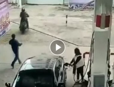 Έκλεψε τσάντα από αυτοκίνητο και προσπάθησε να διαφύγει με σκούτερ όμως η ... Θεία Δίκη δεν άργησε πολύ! (βίντεο)